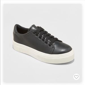 Universal thread lace up sneakers